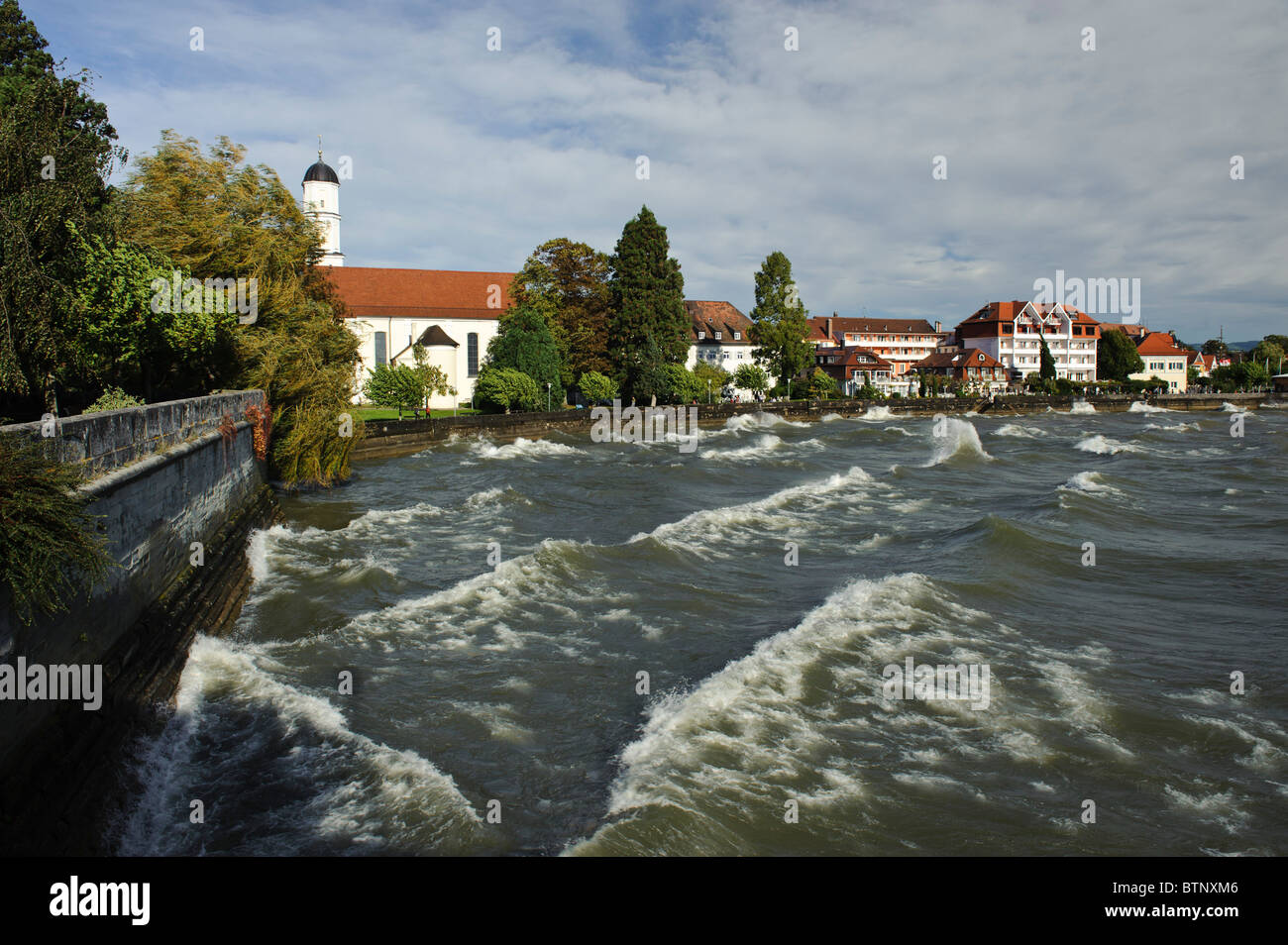 Le foehn tempête sur le lac de Constance, Langenargen bay avec église, Bade-wurtemberg Allemagne Banque D'Images