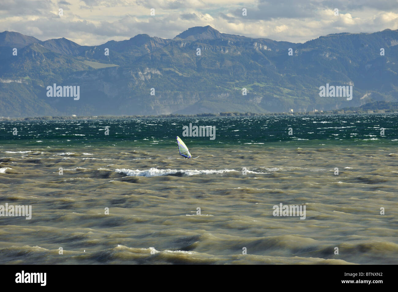 Le foehn tempête sur le lac de Constance, wind surfer avec des montagnes en arrière-plan, Langenargen Allemagne Bade-Wurtemberg Banque D'Images