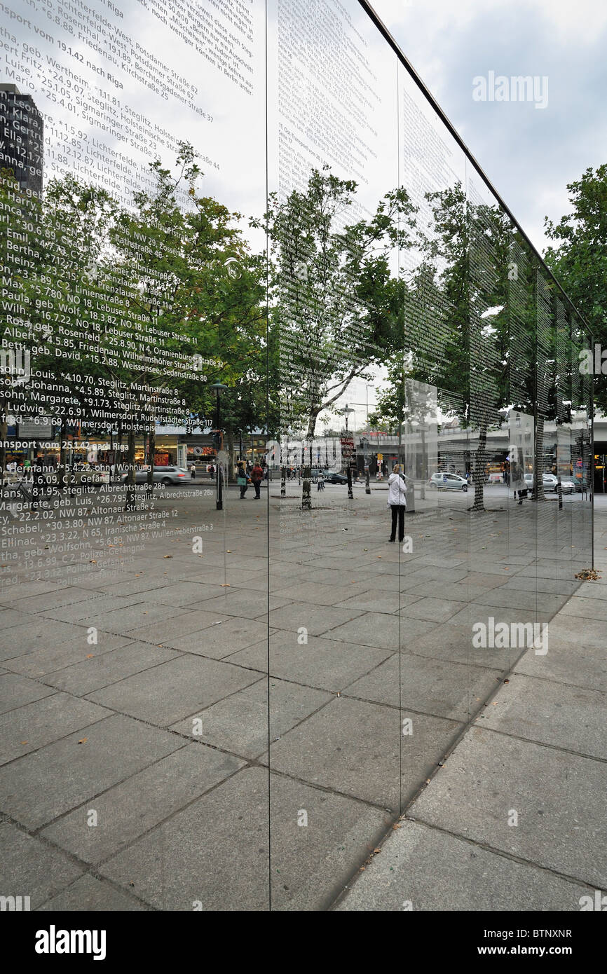 Berlin. L'Allemagne. Spiegelwand, le mémorial du mur miroir sur Hermann-Ehlers Platz. Banque D'Images