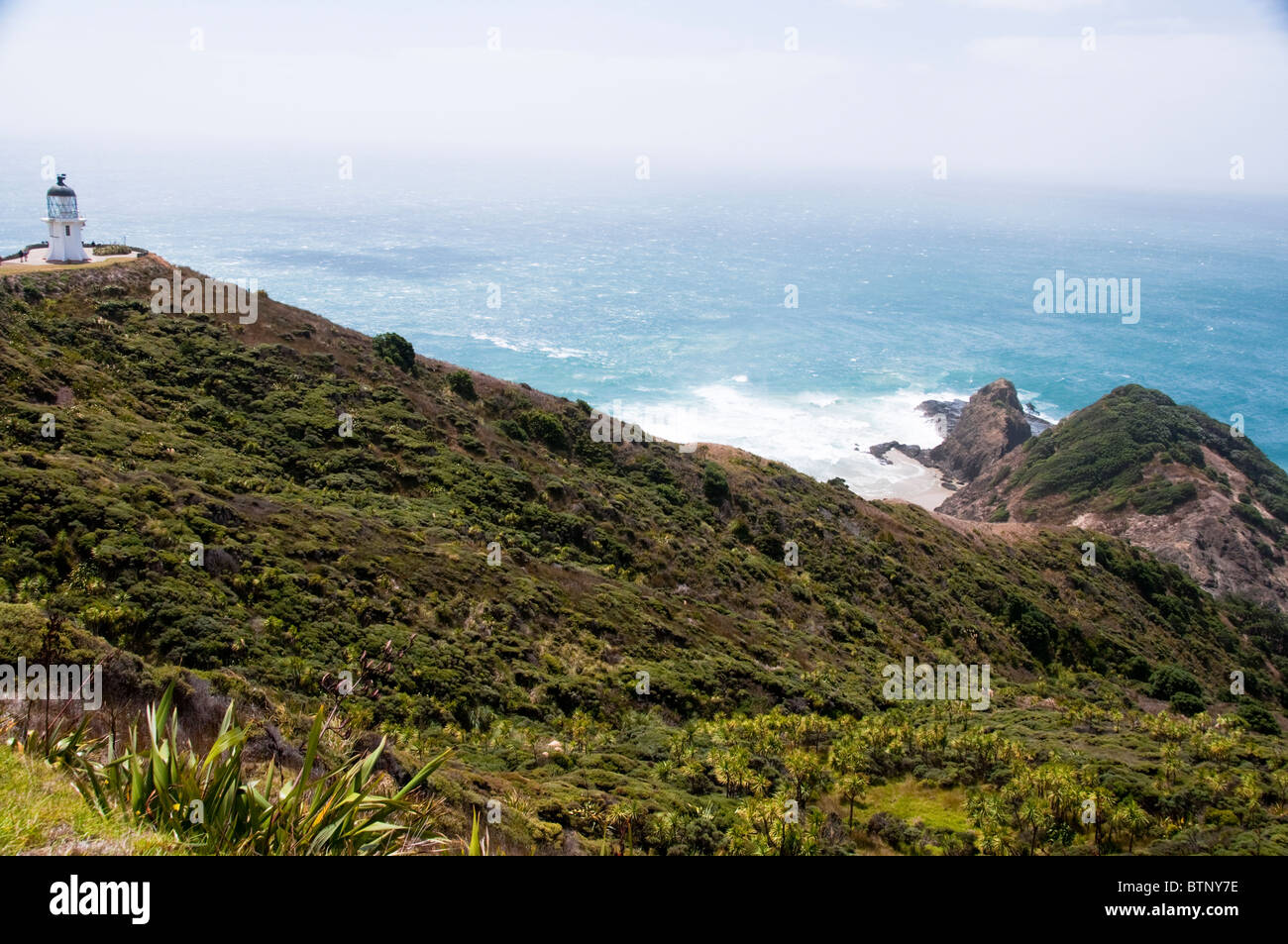 Phare du cap Reinga ,,Cape Maria Van Dieman, spiritueux,Te Werahi Bay Beach Île Motuopao, North Island, New Zealand Banque D'Images