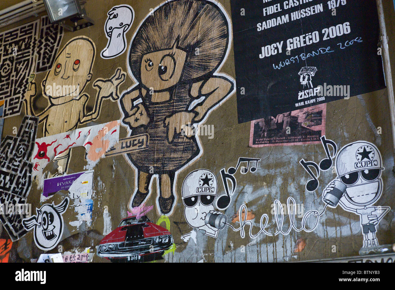 Variété de l'affiche dans une allée de l'Hackescher Markt (Hacke's Market) à Berlin, Allemagne Banque D'Images
