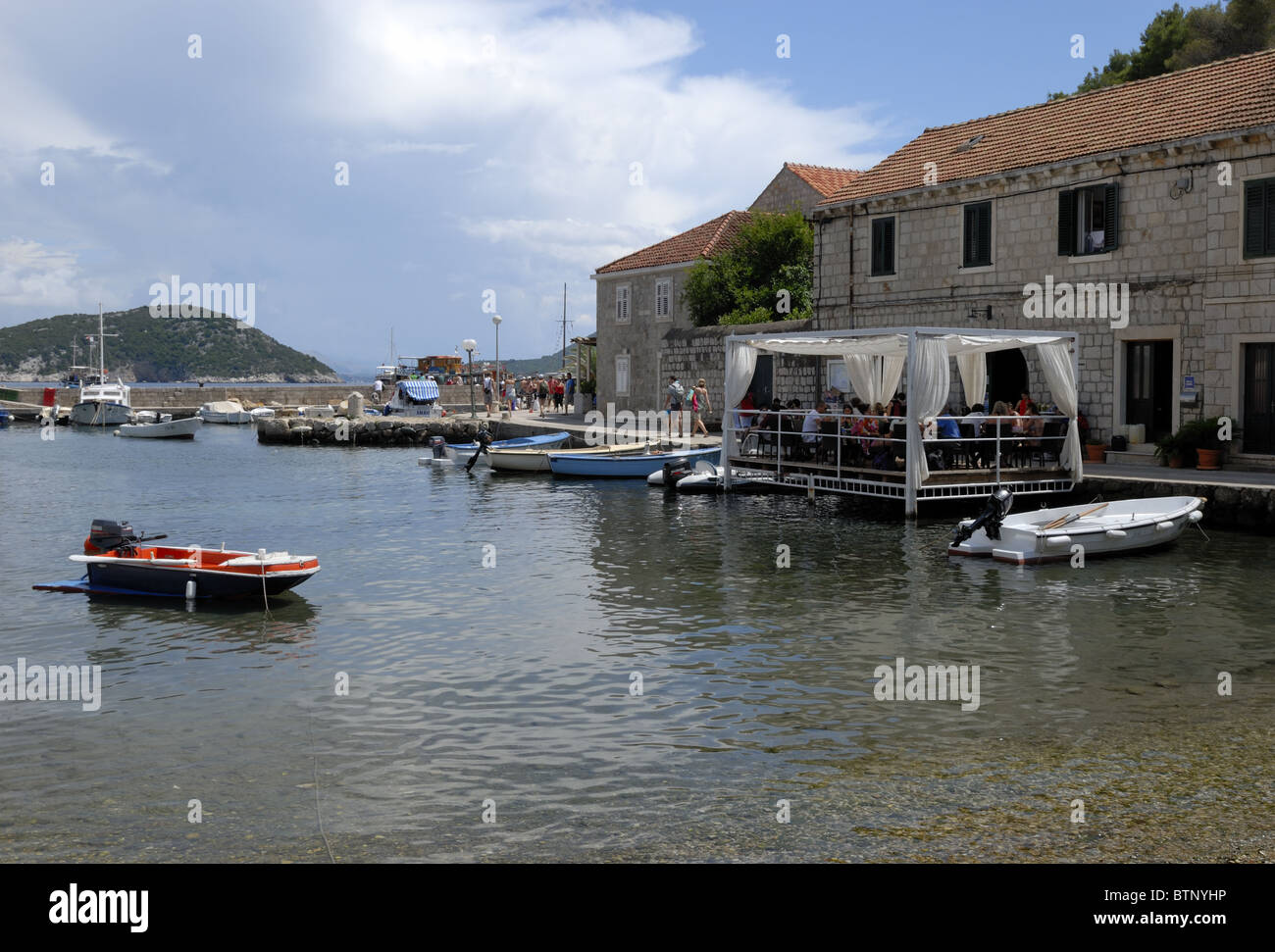 Une belle vue sur le port de l'Sudurad Village sur l'île de Sipan, îles Elaphites, vu depuis le village. L'île de Sipan.. Banque D'Images