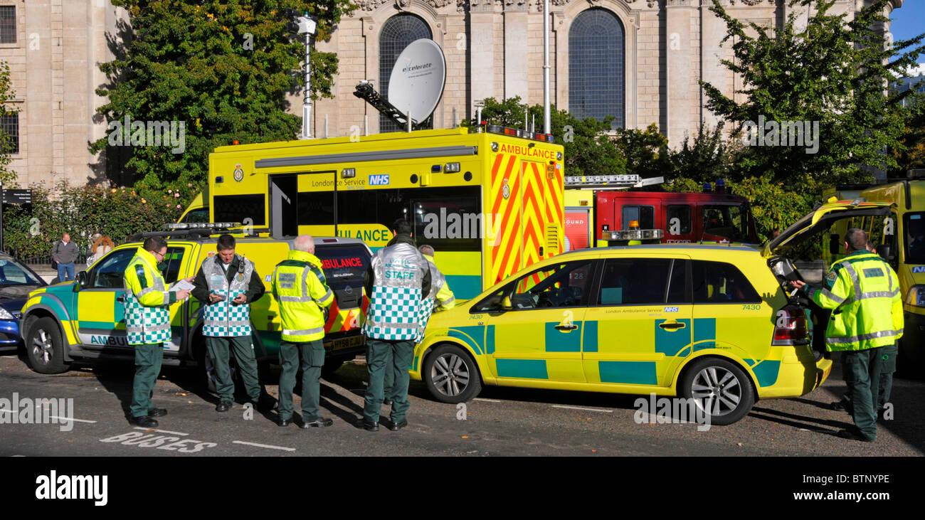 Les Services d'urgence comité permanent vers le bas après avoir assisté à un incident de déversement de produits chimiques dans la ville de Londres Banque D'Images