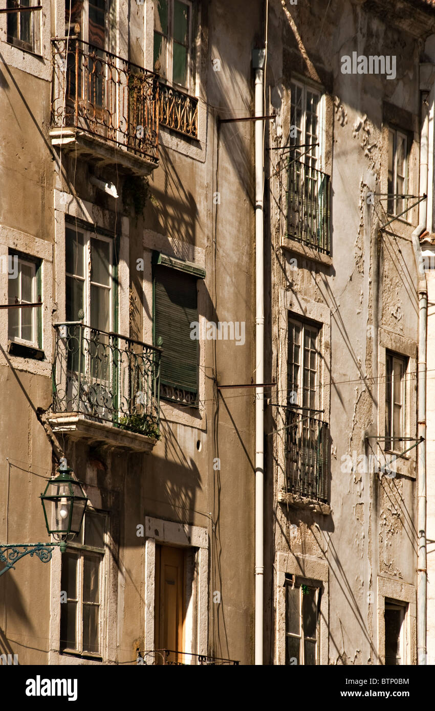 Façades de maisons délabrées dans Lisbonne, Portugal Banque D'Images
