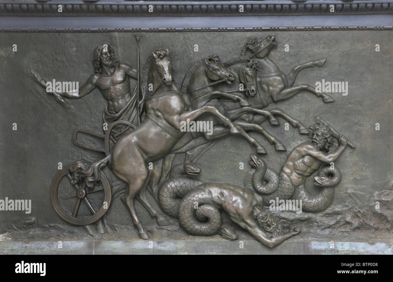 Bas-relief d'Achille dans un char à quatre chevaux à l'entrée de l'Achilleion palace à Corfou Banque D'Images