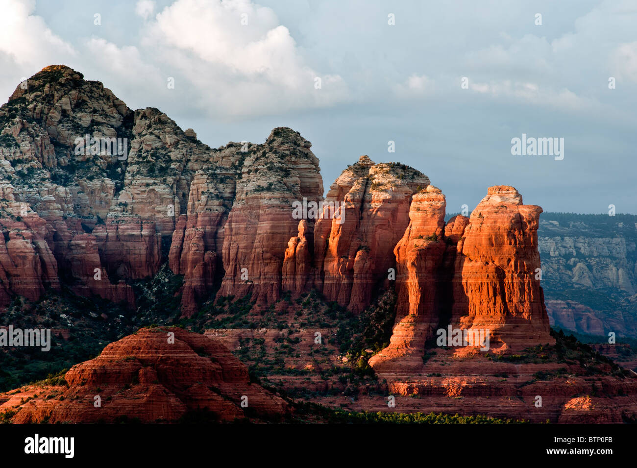 Roches Rouges de Sedona prises au coucher du soleil Banque D'Images