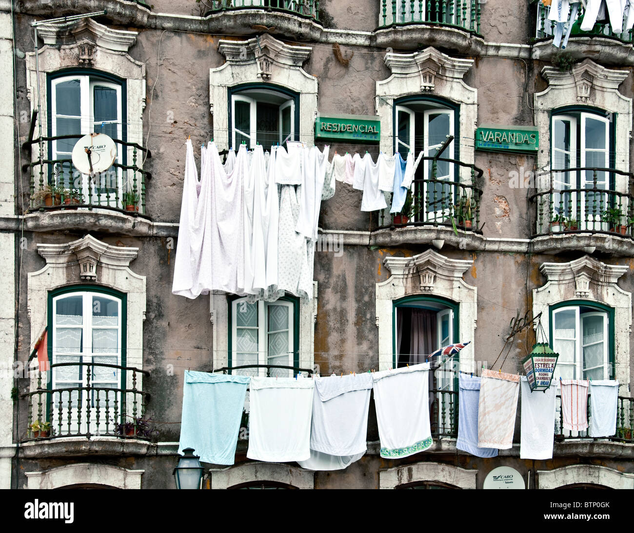 Hostel résidentiel avec lave-linge séchant sur Lisbonne,Portugal,lignes Banque D'Images