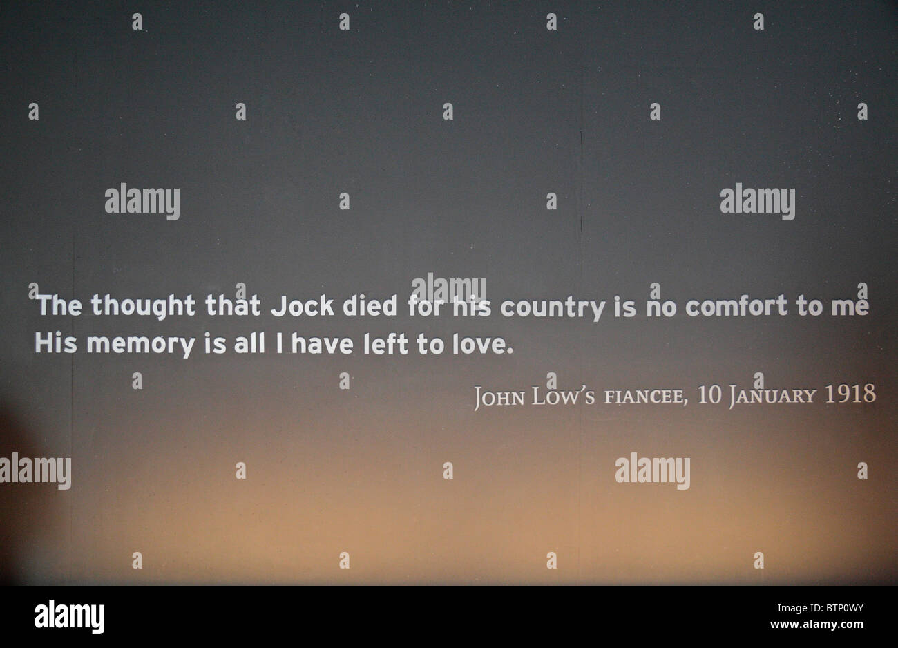 Citation De Veuve Sur Le Mur Du Petit Musee Au Cimetiere Du Commonwealth A Tyne Cot Zonnebeke Belgique Photo Stock Alamy