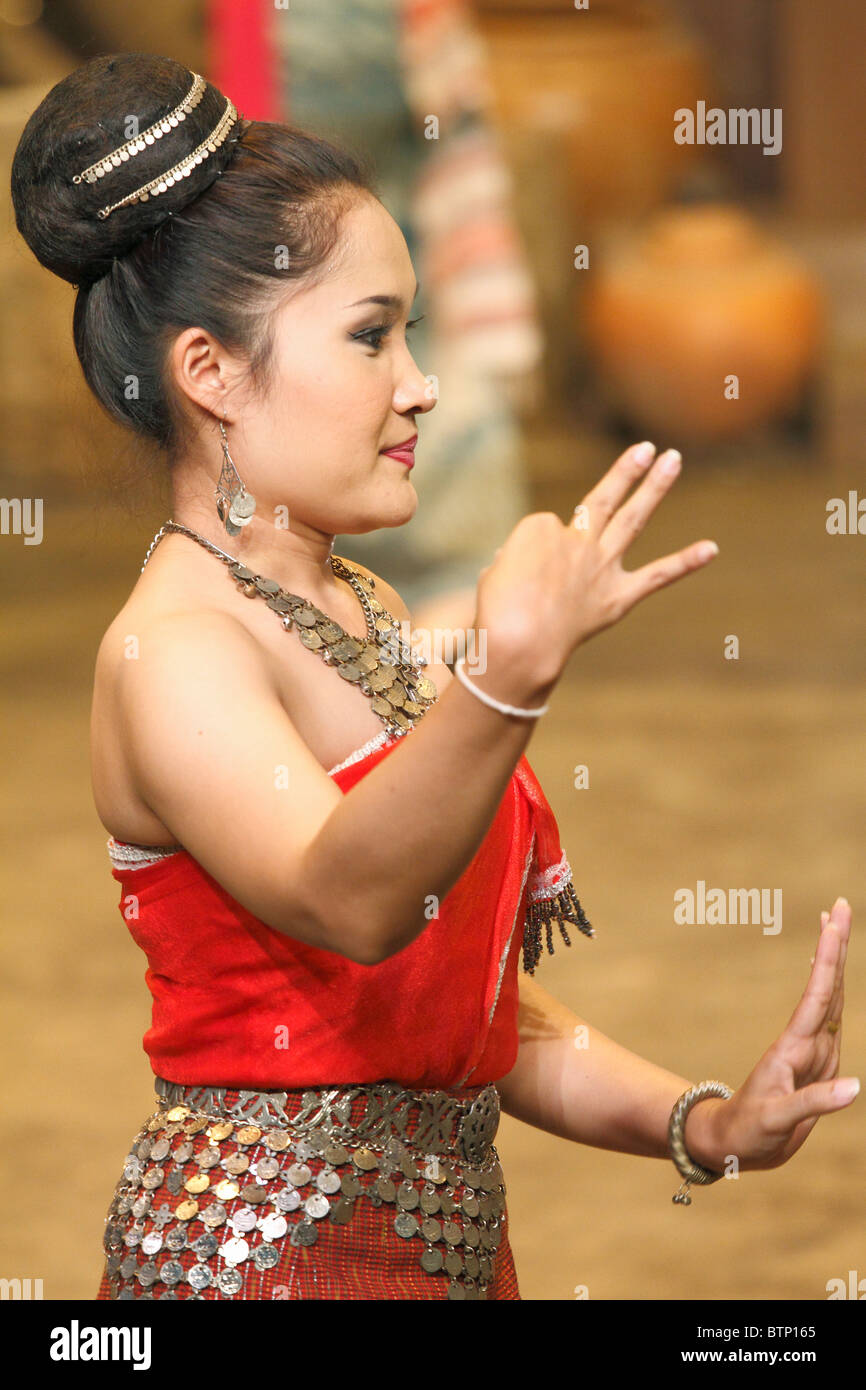 Jeune fille thaïe habillé traditionnellement dancing Roseraie Spectacle Culturel. Bangkok, Thaïlande, septembre 2010 Banque D'Images