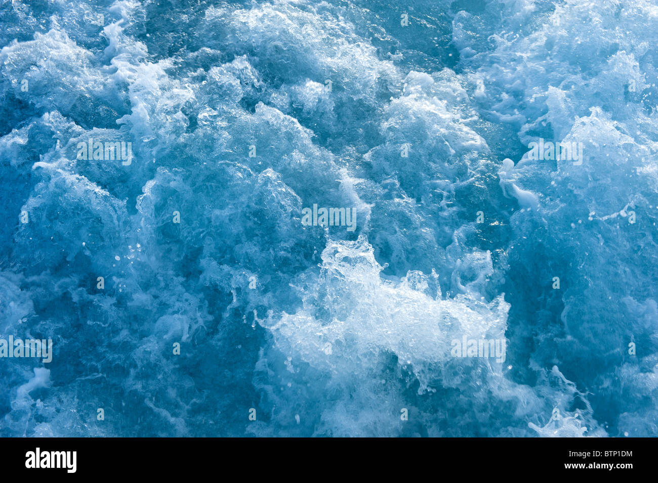 Le barattage de l'eau dans l'océan bleu montre beaucoup de turbulence et d'éclaboussures. Bon pour l'image d'arrière-plan. Banque D'Images