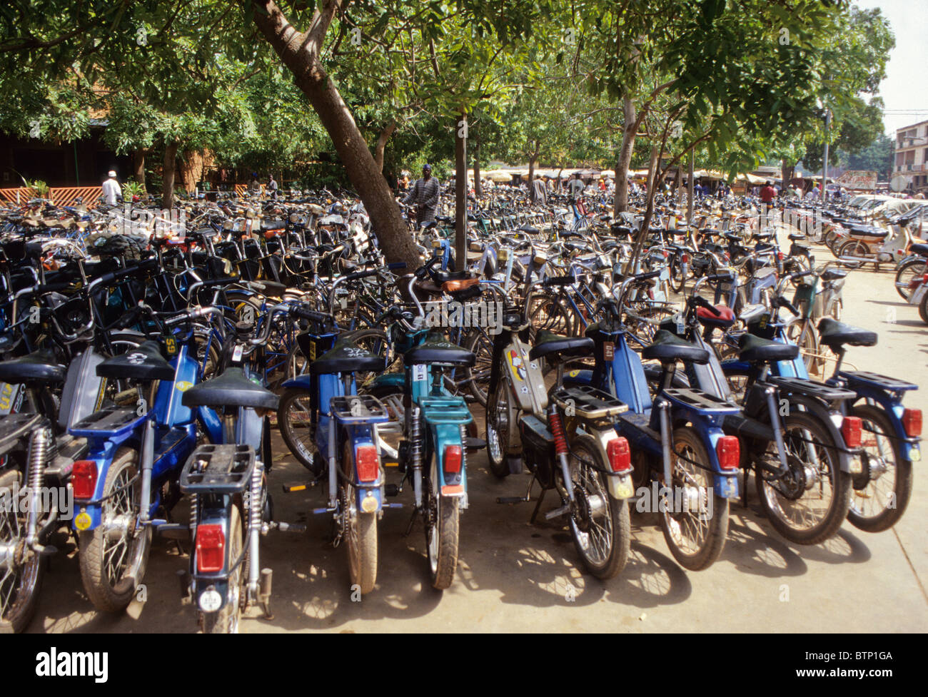 Ouagadougou, Burkina Faso. Motor Bike Parking. Banque D'Images
