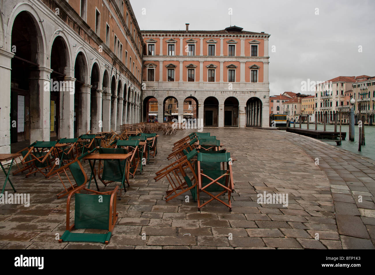 Tables et chaises vides portant sur mauvais si, Venise, Italie Banque D'Images