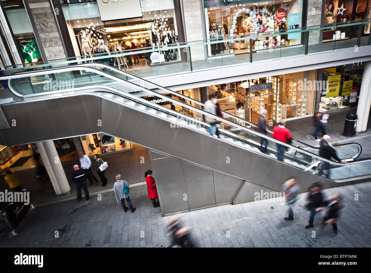 Les gens du shopping à Liverpool Banque D'Images