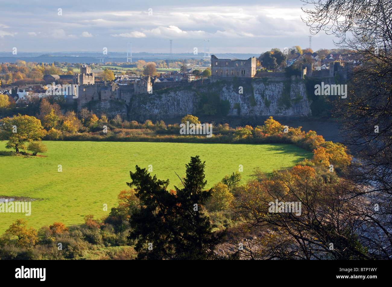 Vue sur le château de chepstow et Wye Banque D'Images