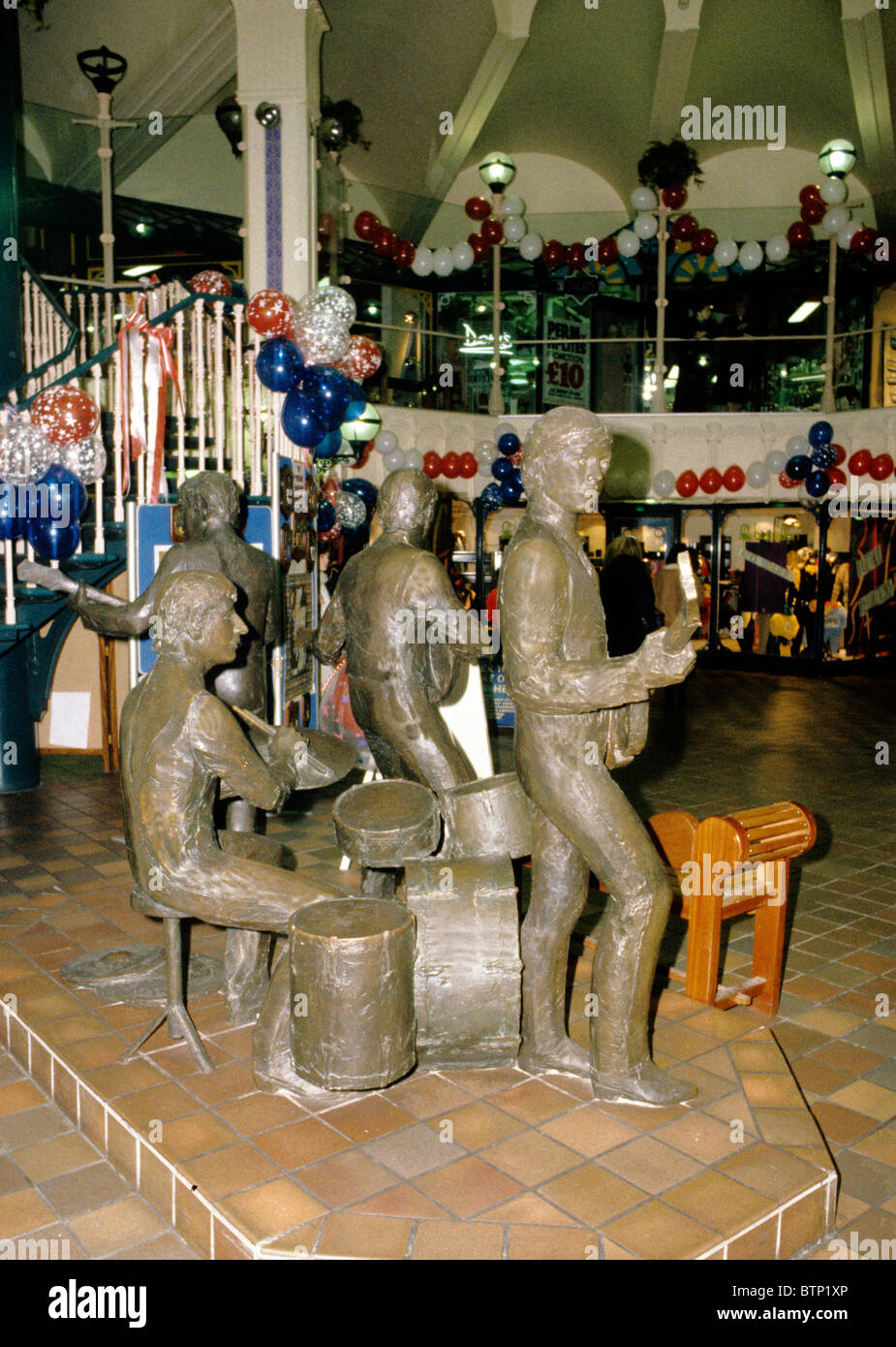 Cavern de Liverpool Promenades Shopping Centre Les Beatles England UK statues statue de la musique pop anglaise musiciens musicien Paul McCartney Banque D'Images