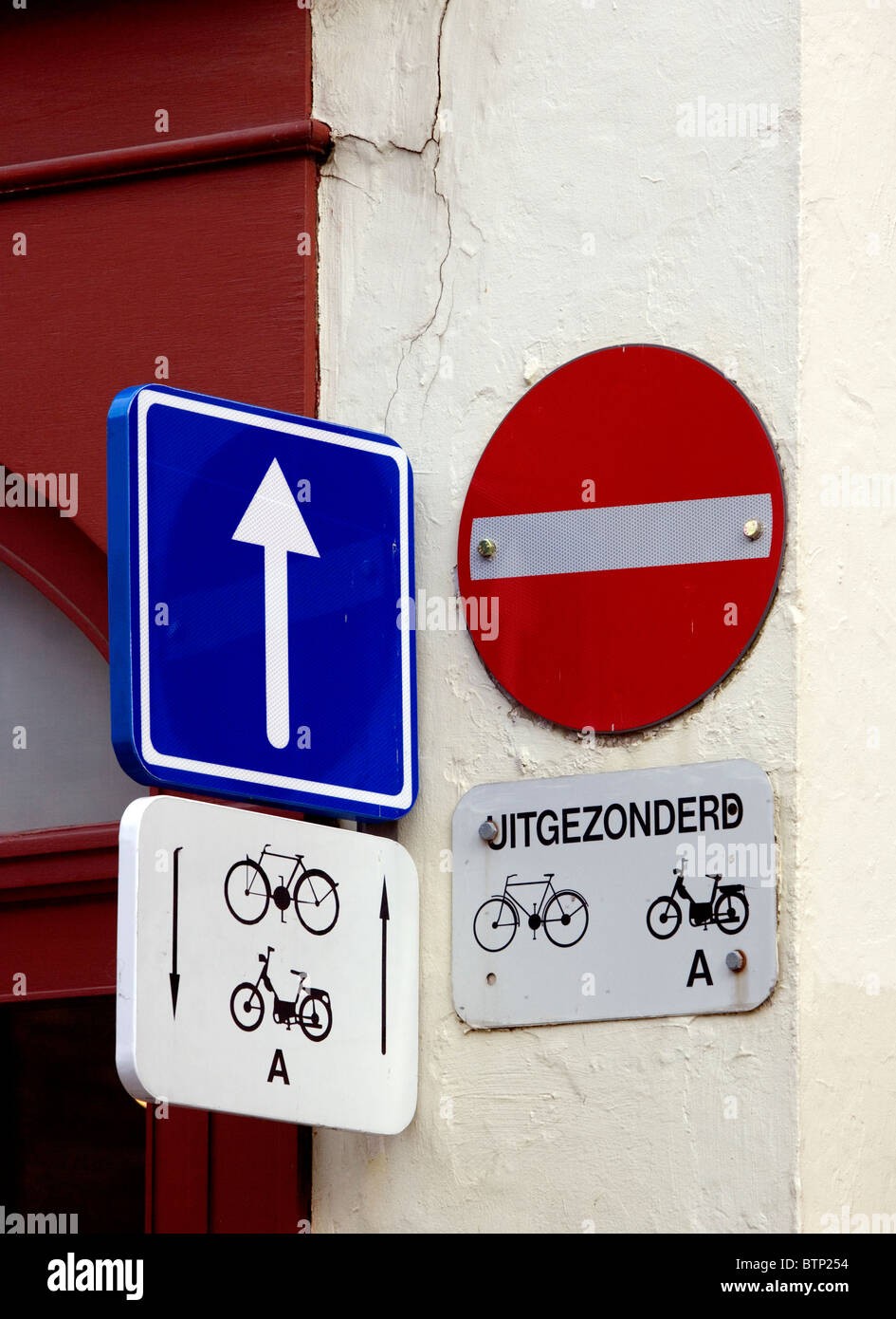 Les plaques de rue pour les cyclistes et motocyclistes petit, Bruges, Belgique, Europe Banque D'Images