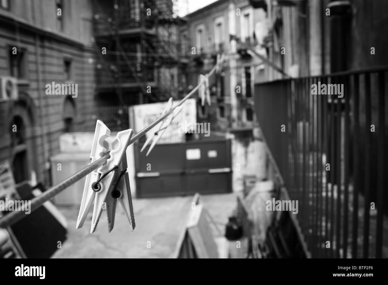 Des pinces à linge sur un étendoir dans la ville Banque D'Images