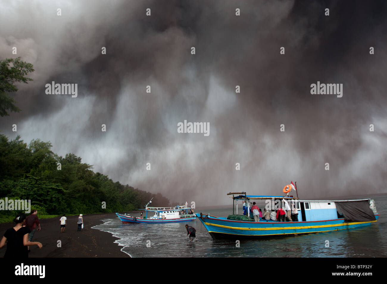 Krakatoa et Anak-Krakatoa les volcans, dans le détroit de la sonde, en Indonésie, le 24 octobre 2010 Banque D'Images