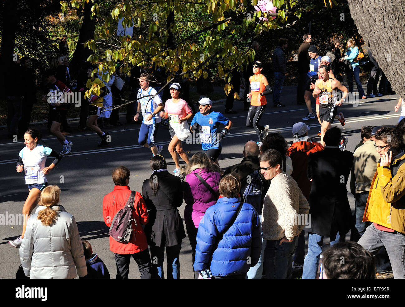 New York - Nov 7 : les foules à Central Park watch porteur dans les années 2010 New York City Marathon près de la dernière quelques miles de la course Banque D'Images