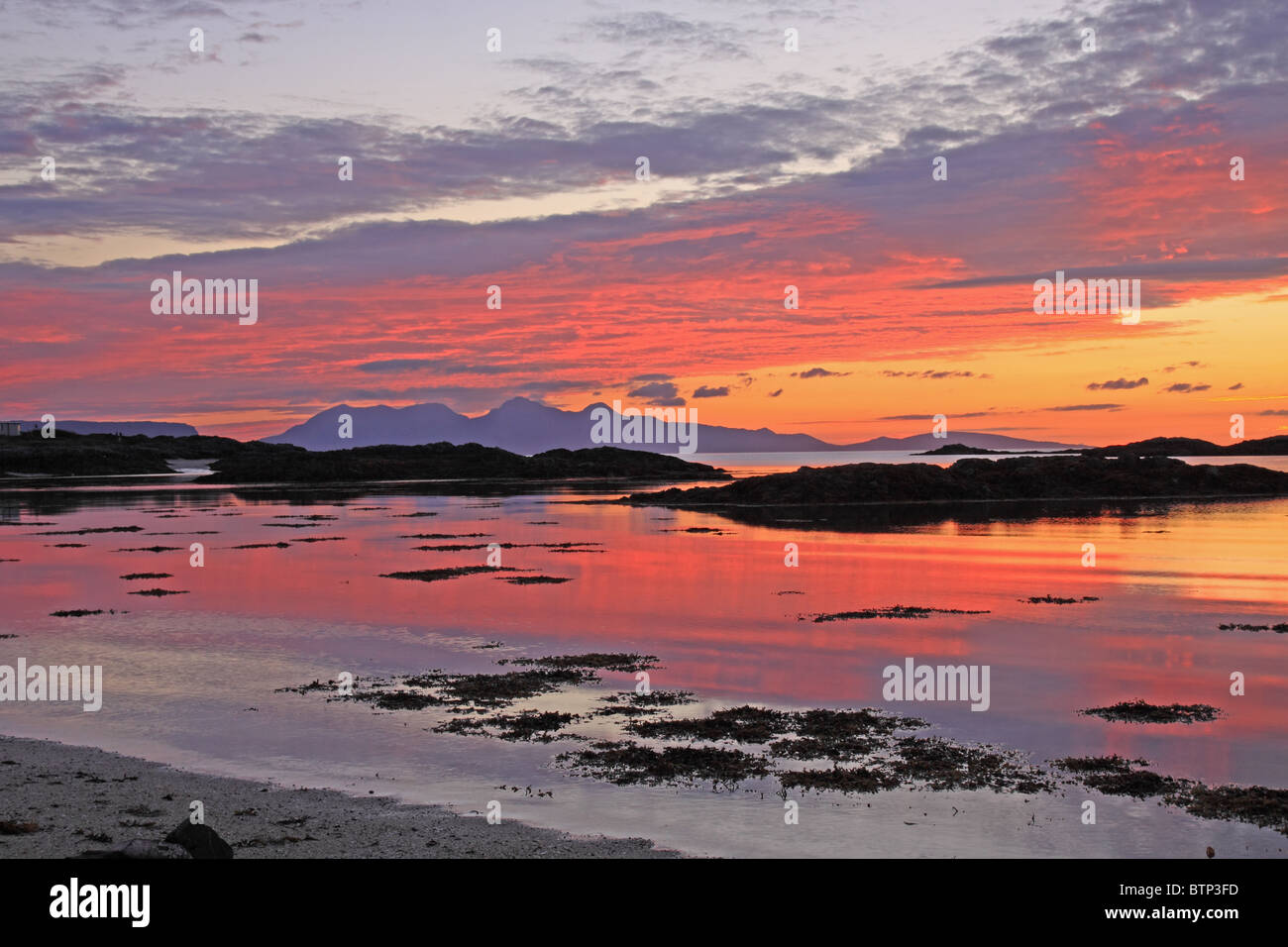 UK Ecosse Highland La mer des Hébrides, coucher de soleil sur les îles de rhum d'Arisaig Banque D'Images