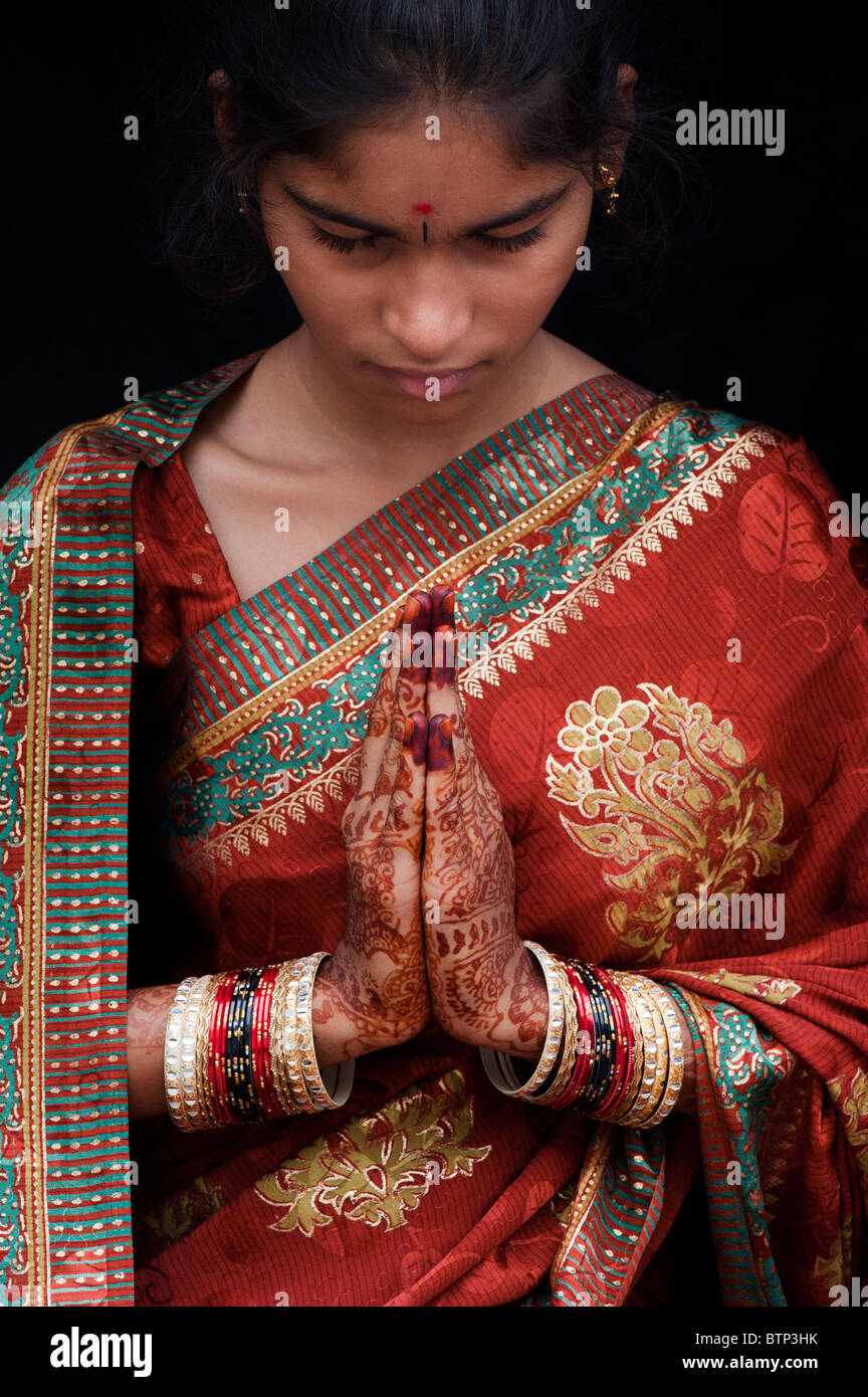 Indian girl wearing silk sari traditionnel au henné les mains de prière Banque D'Images