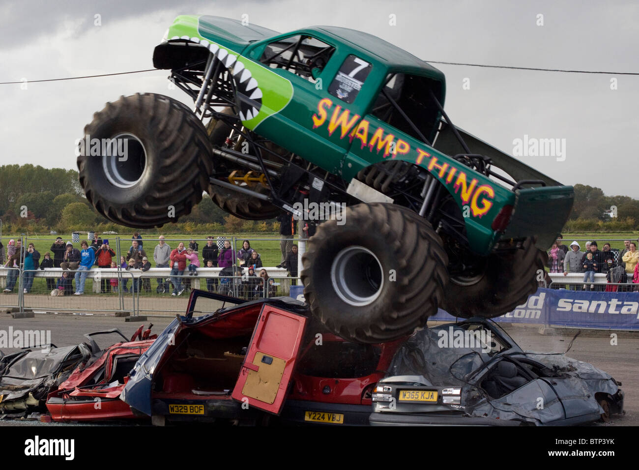 Monster Truck tombé sur une bande à Santa Pod Raceway Angleterre Banque D'Images