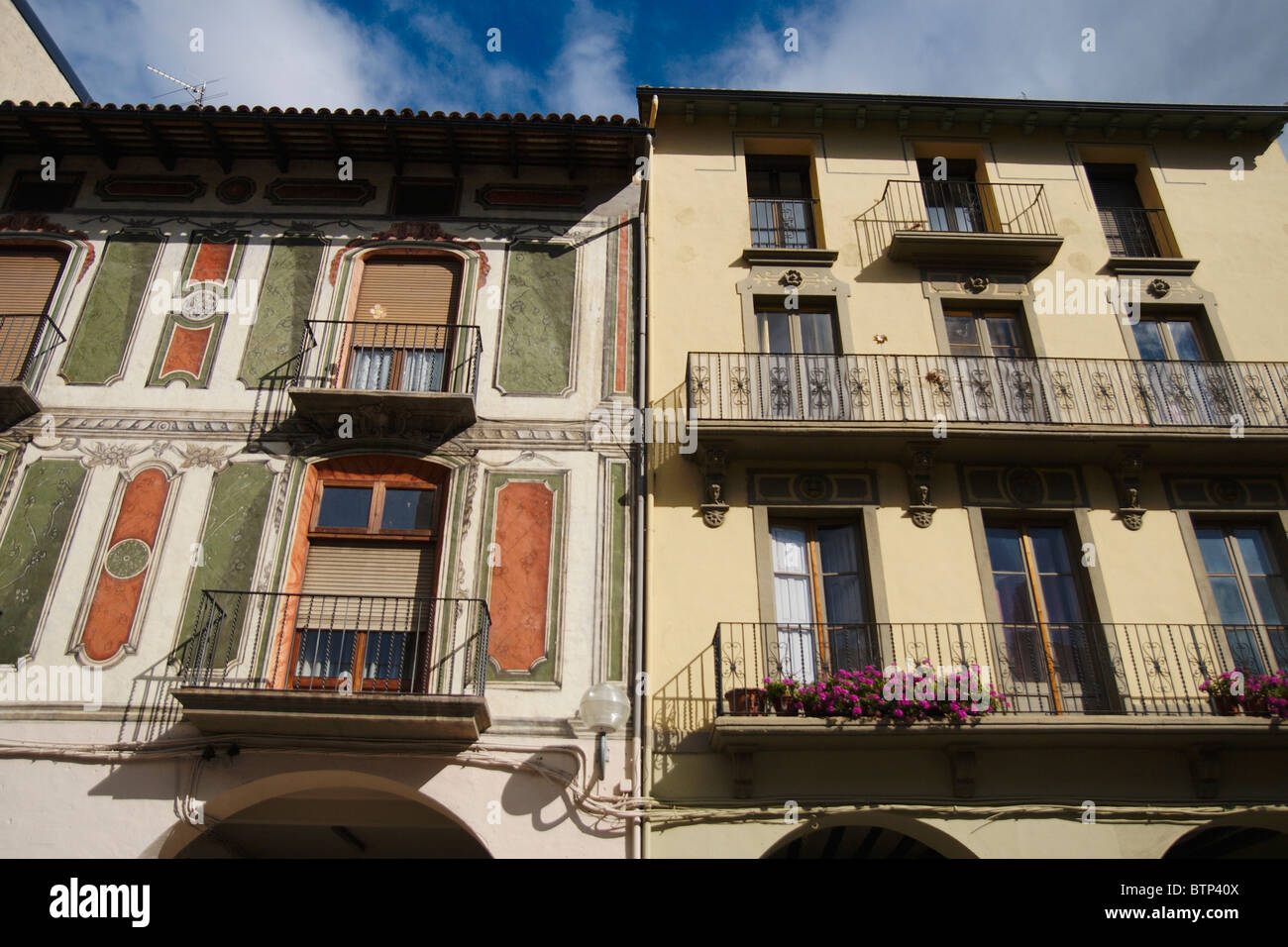 Espagne, Pyrénées Catalanes, La Seu d'Urgell, façades de bâtiments Banque D'Images
