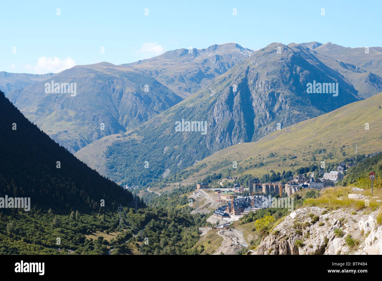 Espagne, Pyrénées Catalanes, Baqueira, vue sur village Banque D'Images