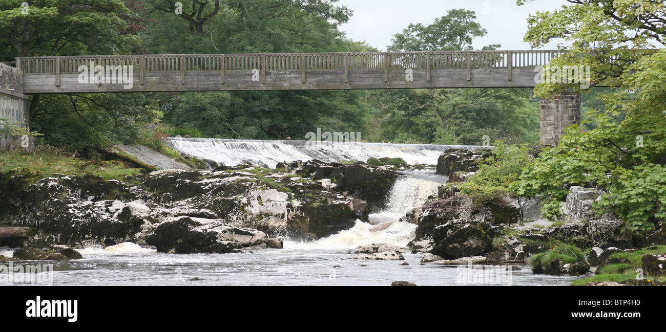 Passerelle au-dessus de la rivière Wharfe à Linton Falls Weir dans le North Yorkshire Banque D'Images