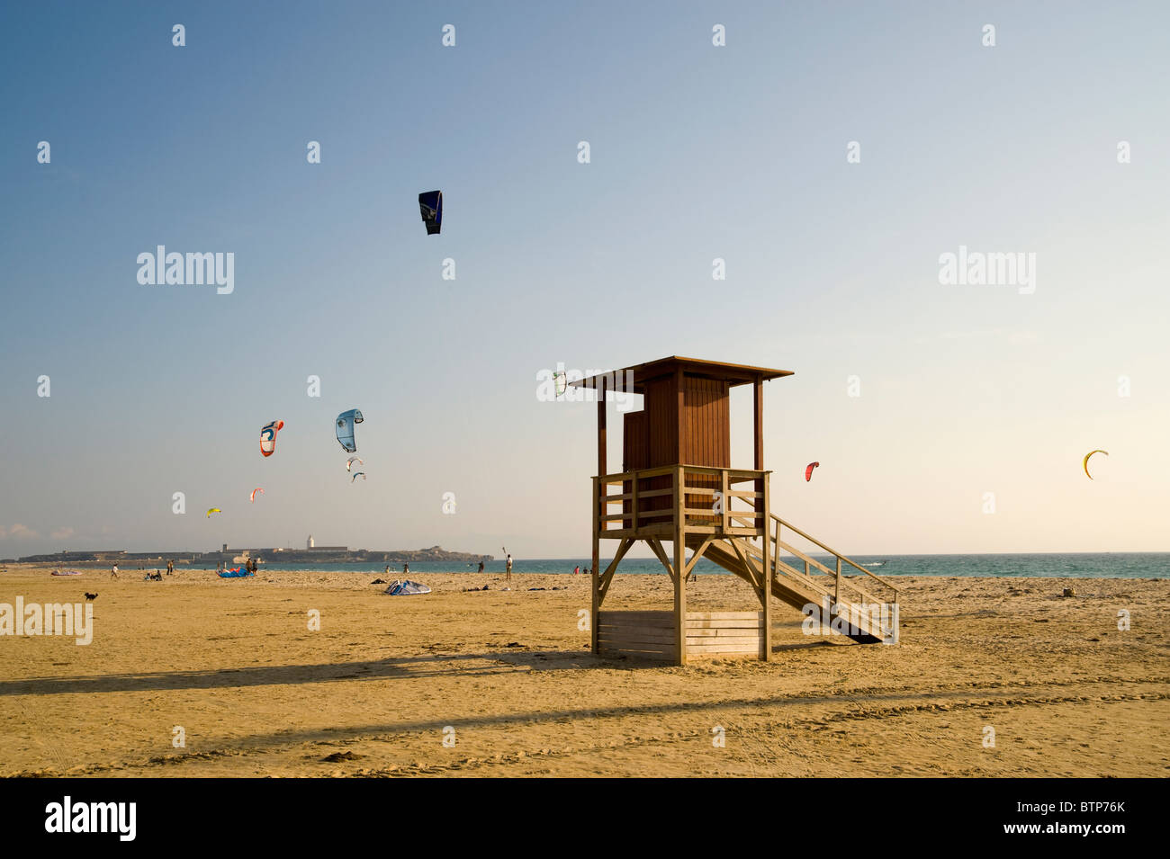 Kite surfeurs, Playa de Los Lances, Tarifa, Espagne Banque D'Images