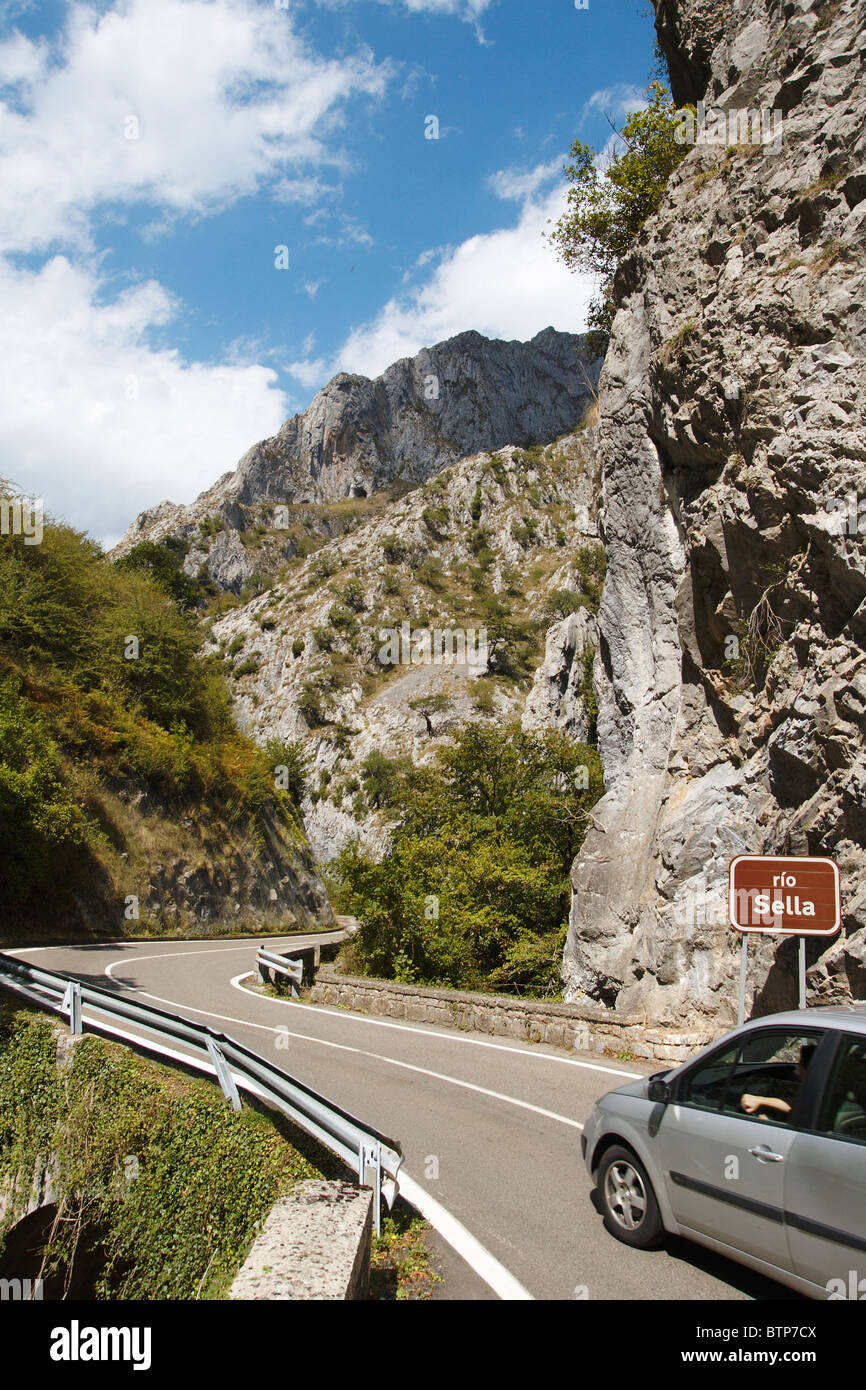 L'Espagne, les Asturies, Desfiladero de los Beyos, Voiture sur route de montagne Banque D'Images