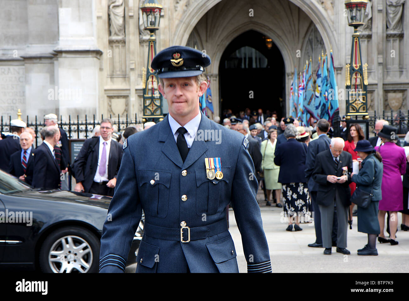 Soldat anglais en uniforme traditionnel à côté de l'église de Westminster  après une cérémonie Photo Stock - Alamy