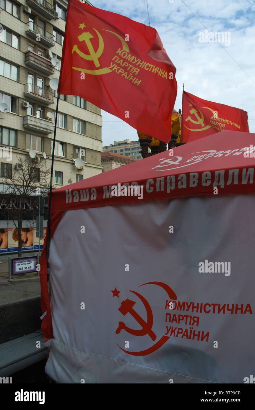 Parti communiste ukrainien insignia en face de la statue de Lénine à Bessarabska ploscha square central Kiev Ukraine Europe Banque D'Images