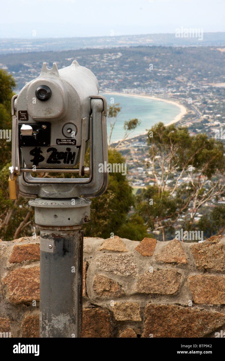 L'Australie, Victoria, Mornington Peninsula, Arthurs Seat, binoculaire à monnayeur et ville en arrière-plan Banque D'Images