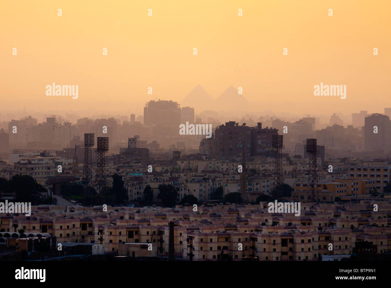 Les toits de la ville du Caire et des pyramides Banque D'Images