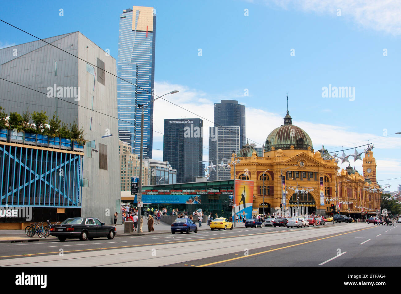 L'Australie, Victoria, Melbourne, Federation Square, Flinders Street avec Eureka Tower et de Flinders Street Station Banque D'Images