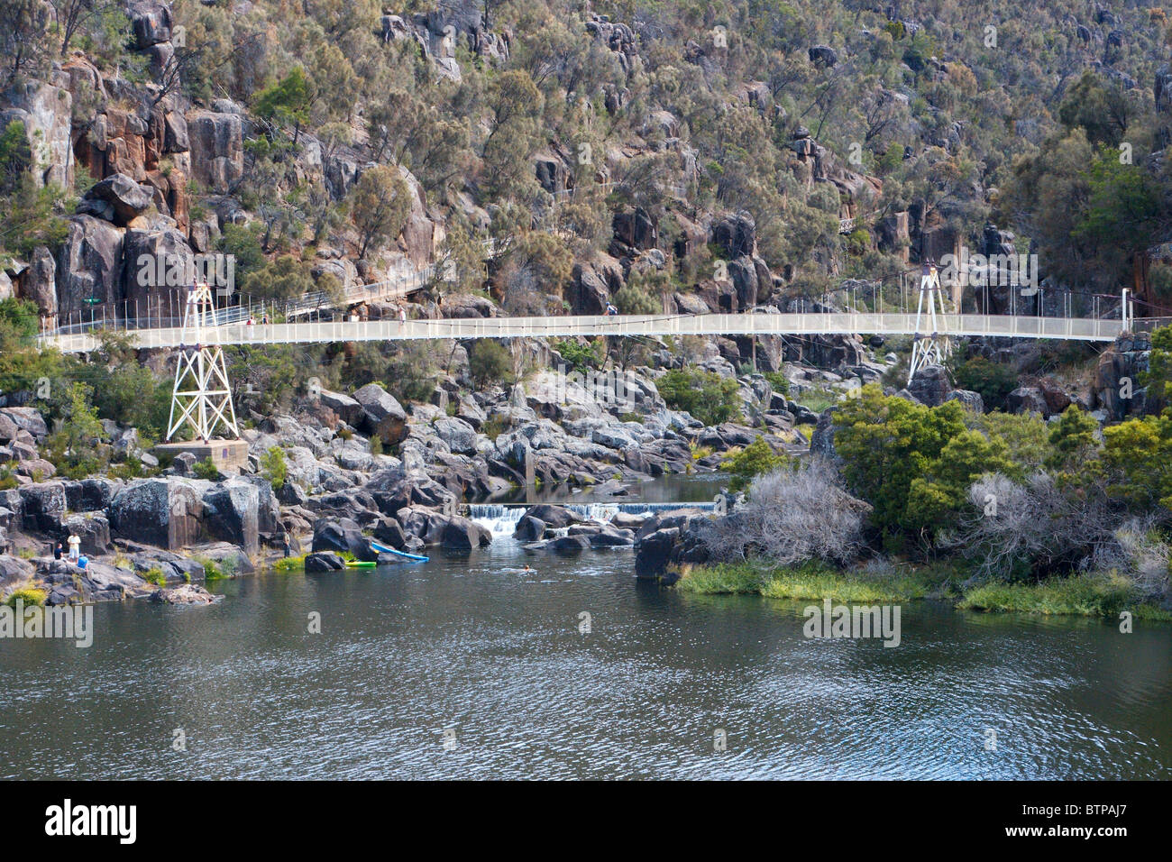 L'Australie, la Tasmanie, Launceston, Cataract Gorge, Passerelle sur la rivière Esk Banque D'Images