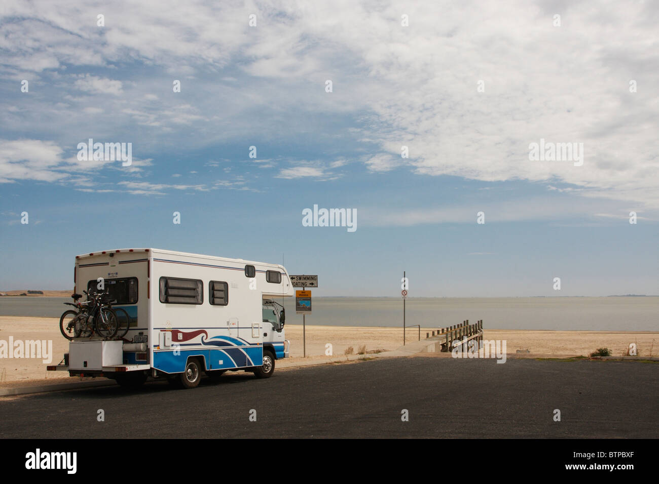 L'Australie, l'Australie, de Coorong, Meningie, camping-car sur road près de la plage Banque D'Images