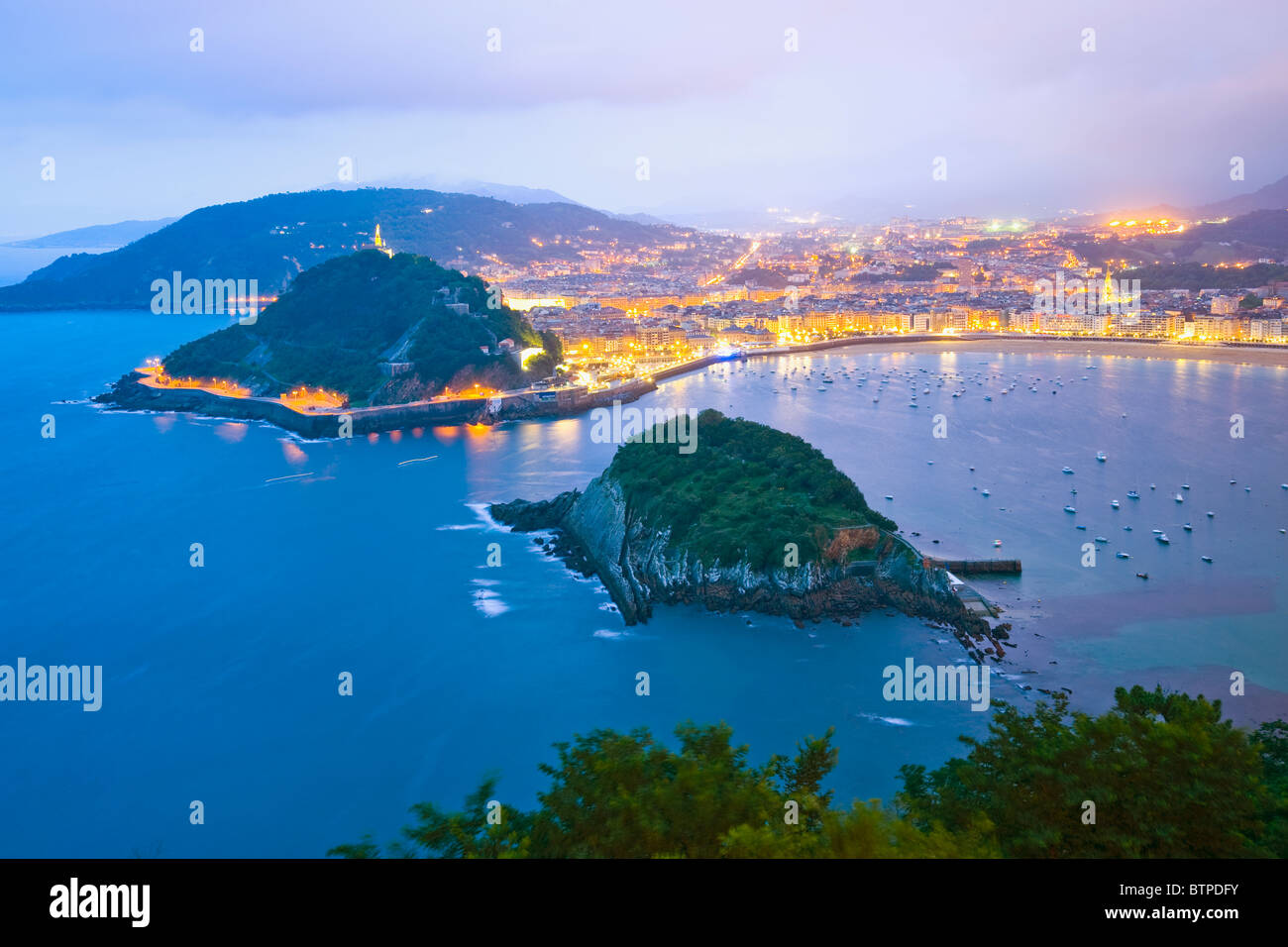 Baie de La Concha vue de Monte Igueldo, Dusk, San Sebastian, Espagne Banque D'Images