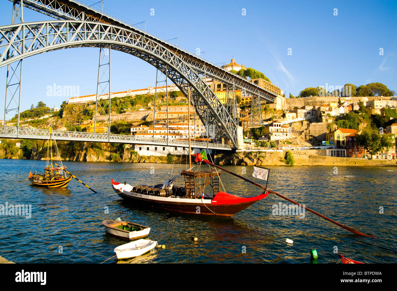 Chaland de port, le fleuve Douro, Porto, Portugal Banque D'Images