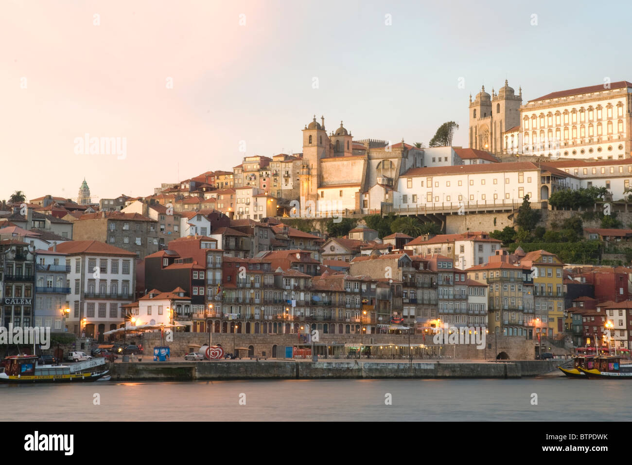 Zone Cais da Ribeira, crépuscule, le fleuve Douro, Porto, Portugal Banque D'Images