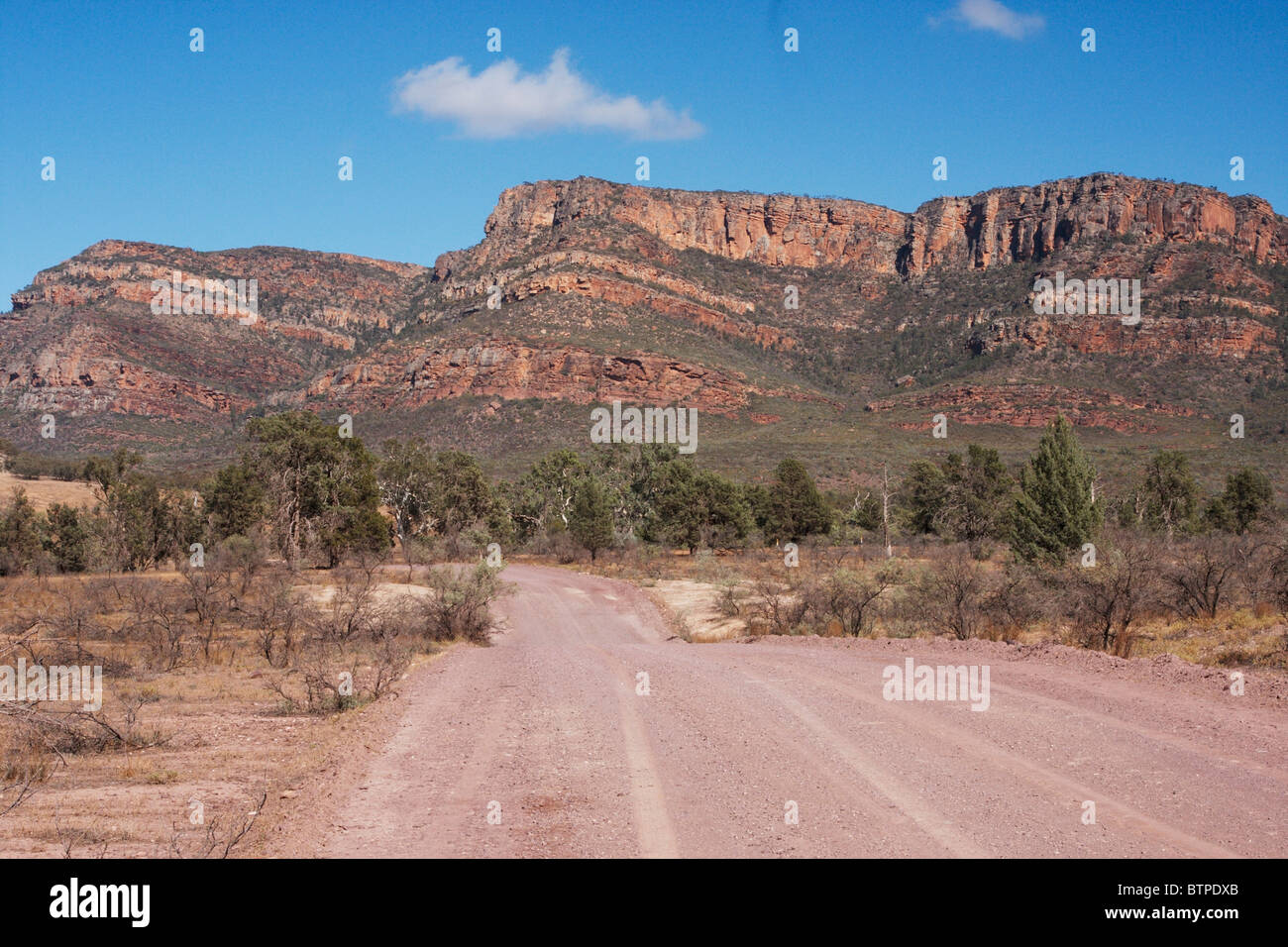 L'Australie, l'Australie du Sud, Flinders Ranges, dirt track le long mountain Banque D'Images