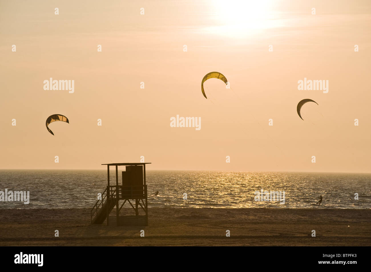 Kite surfeurs à Playa de Los Lances, Tarifa, Espagne Banque D'Images