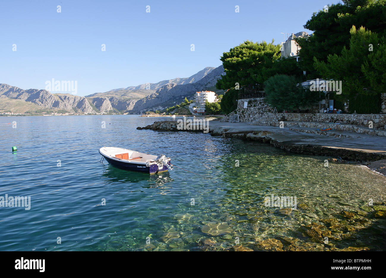 Attaché à une plage bateaux près de la ville d'Omis, Croatie Banque D'Images