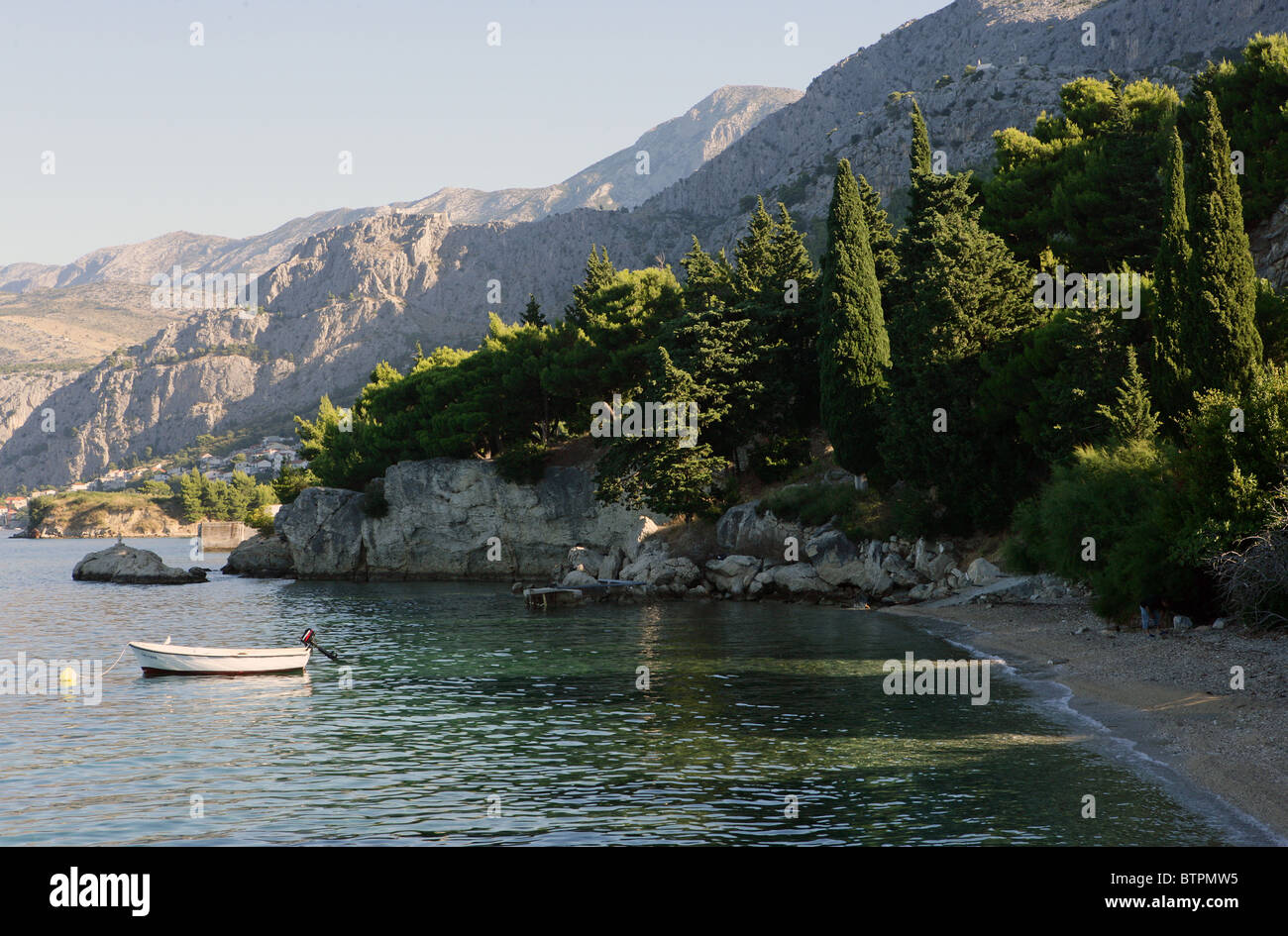 Attaché à une plage bateaux près de la ville d'Omis, Croatie Banque D'Images