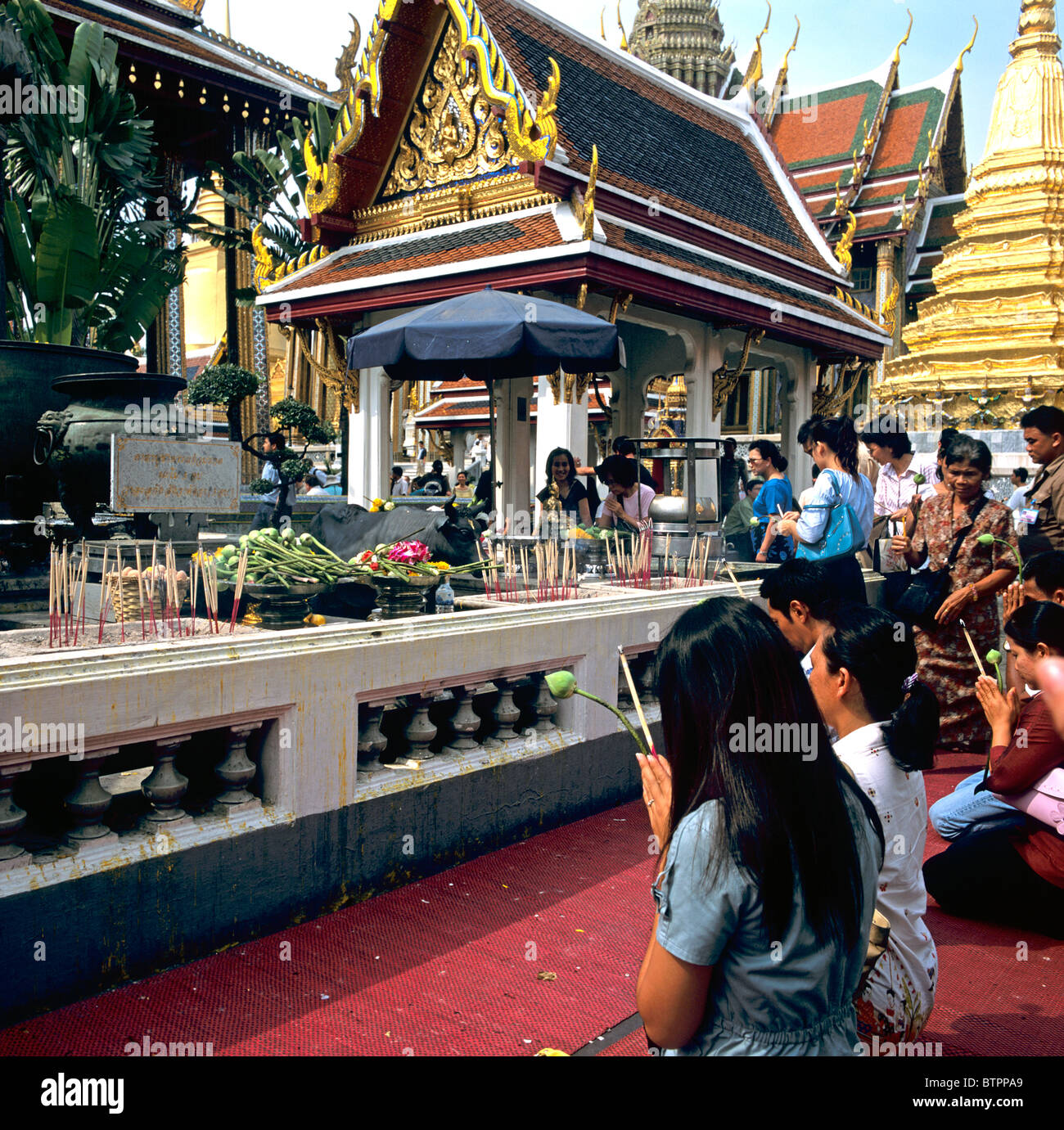 Les thaïs priant au culte en face du Temple du Bouddha Émeraude Grand Palace Thaïlande Asie du sud-est Banque D'Images