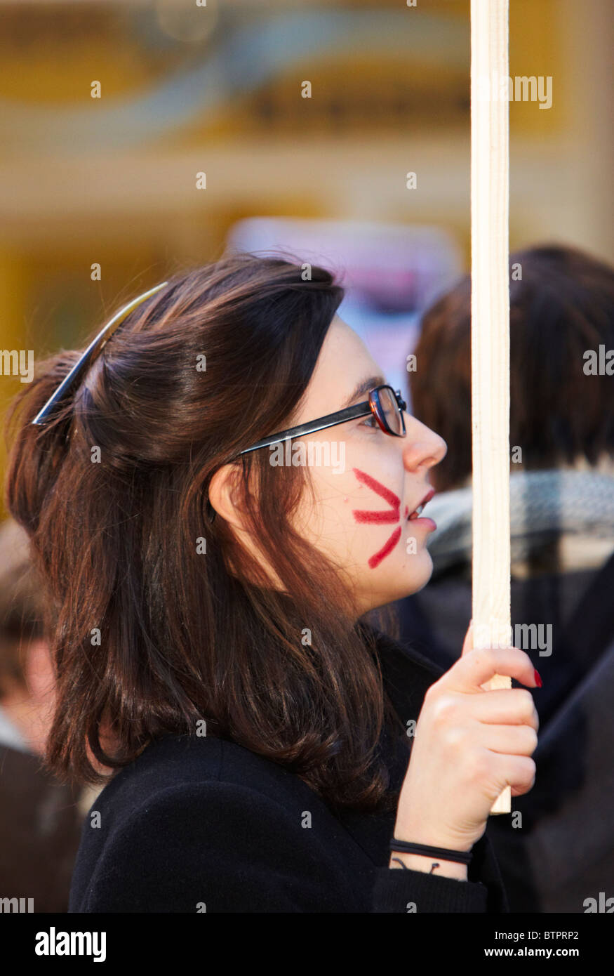 Manifestant lors d'une cut mars Banque D'Images