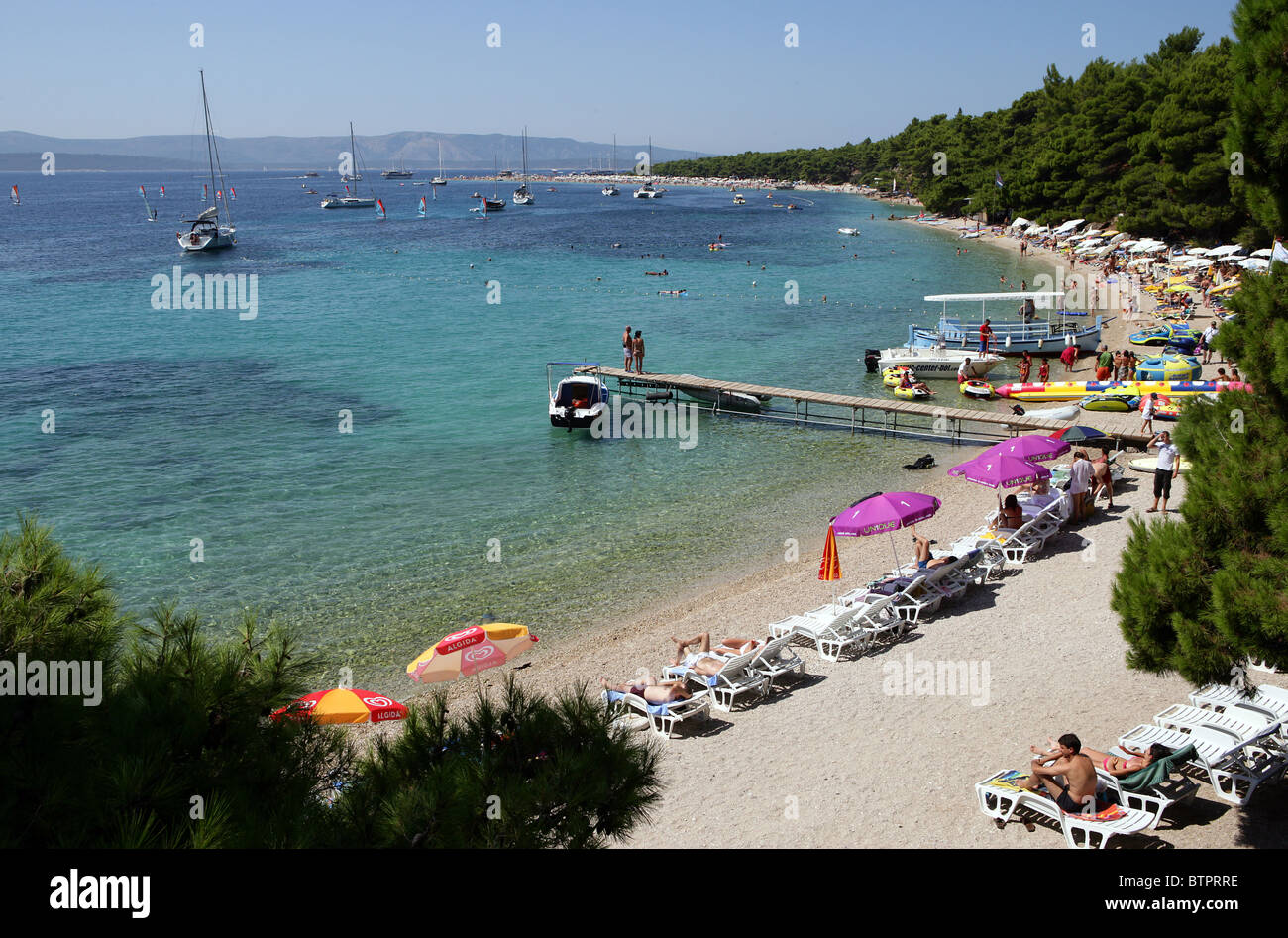 Les gens jouent sur la plage de Bol, sur l'île de Brac, Croatie Banque D'Images