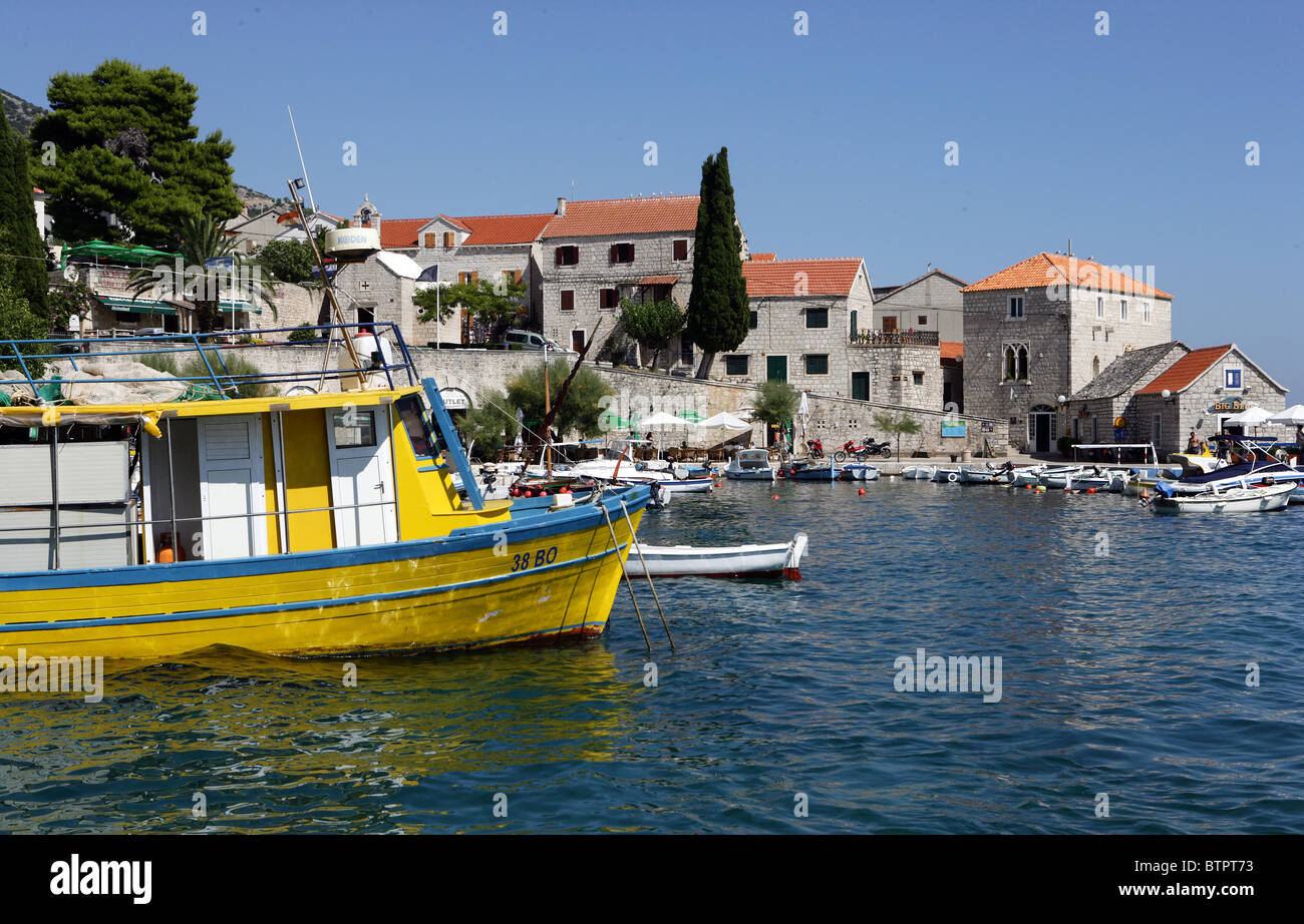 Bateaux dans le port de Bol, sur l'île de Brac, Croatie Banque D'Images