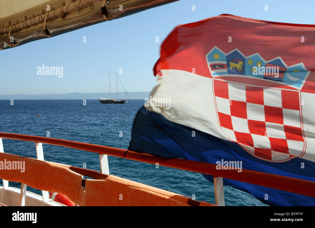 Drapeau croate sur un bateau dans le port de Bol, sur l'île de Brac, Croatie Banque D'Images